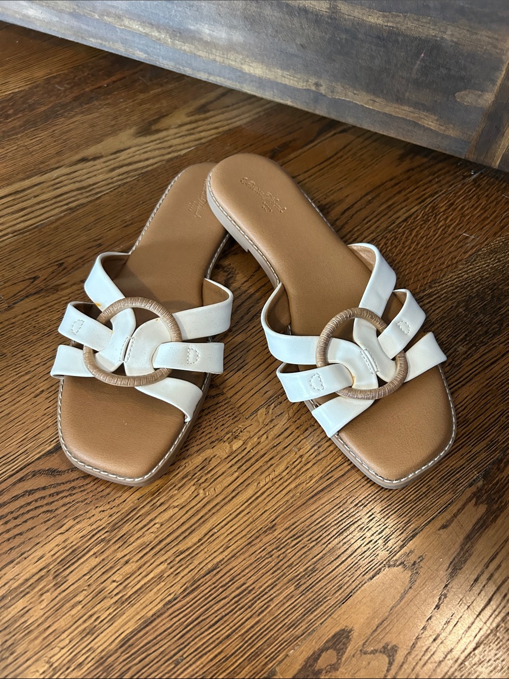 Universal Thread White Slide Sandals with Tan Footbed and Ring Accent